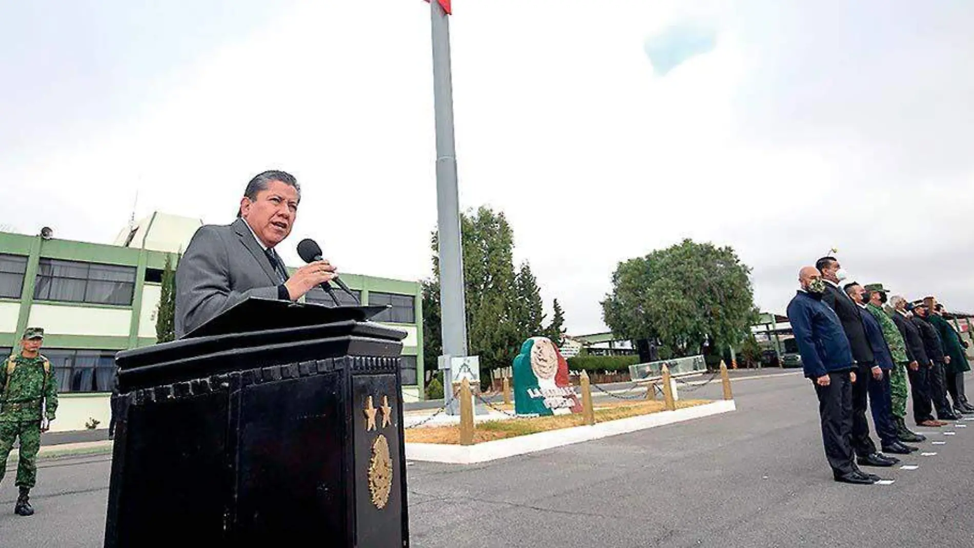 David Monreal Ávila, gobernador de Zacatecas al encabezar la ceremonia de honores al lábaro patrio